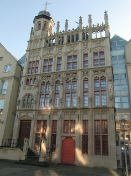 Wesel : Großer Markt, Innenstadt, die Rekonstruktion der spätgotisch-flämischen Rathausfassade wurde im Sept. 2011 fertiggestellt.